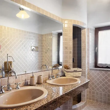 Апартаменти Glicine -historic Mediterranean Villa- Ольбія